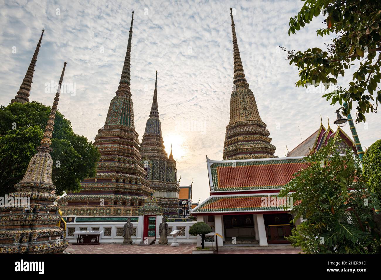 Wat Pho, anche scritto Wat po, un complesso di templi buddisti riconosciuto dall'UNESCO a Bangkok, in Thailandia. Foto Stock