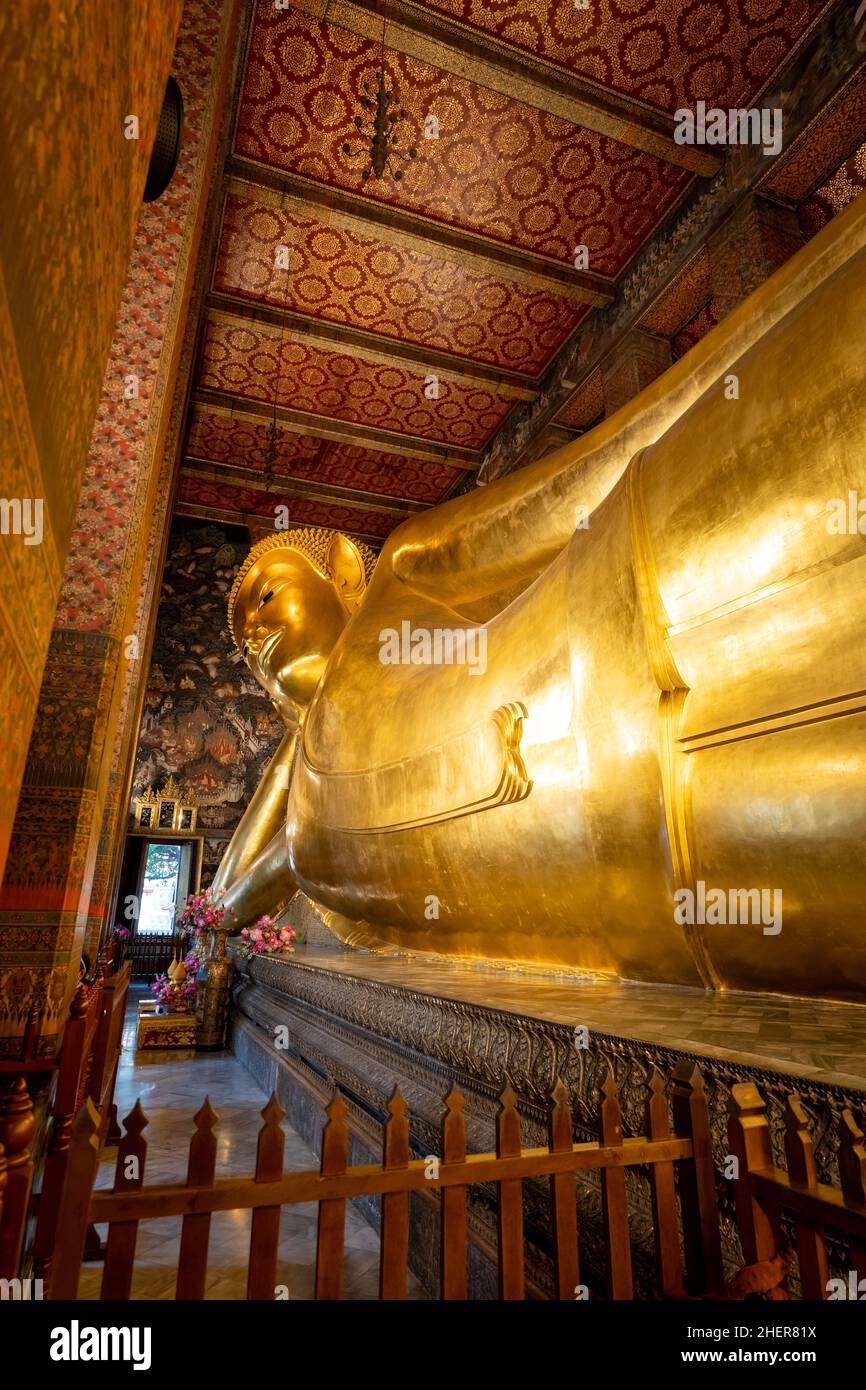 Statua del Buddha reclinata a Wat Pho, un famoso complesso di templi buddisti a Bangkok, in Thailandia. Foto Stock