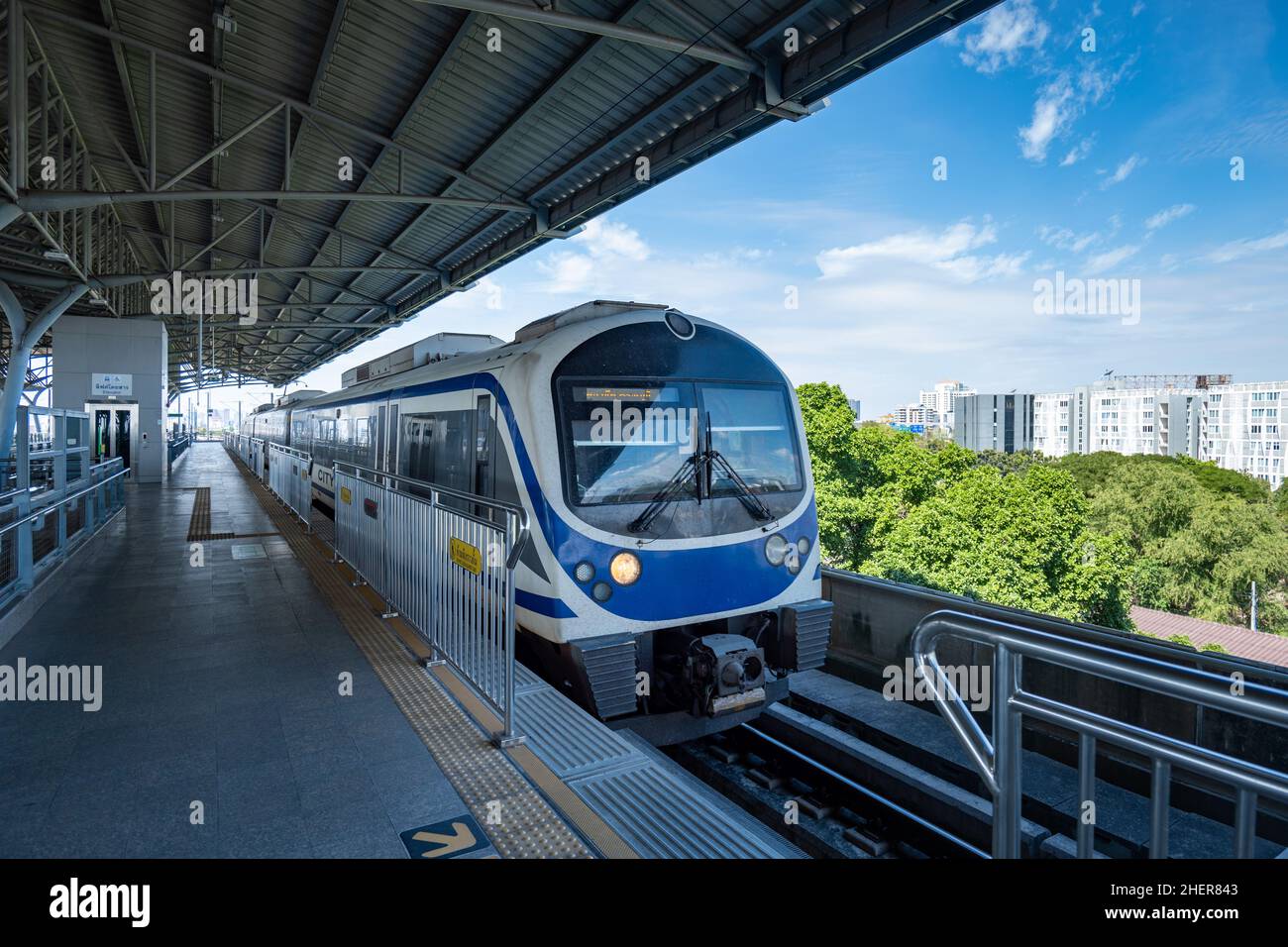 Bangkok, Thailandia - Gennaio 2022: La linea ferroviaria Airport Rail link a Bangkok, Thailandia. La linea fornisce collegamenti ferroviari per l'aeroporto da Bangkok all'aeroporto Foto Stock