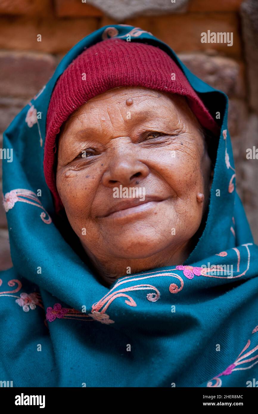 Un volto nella folla durante il nuovo anno nepalese (Bisket Jatra) nella città di Bhaktapur, patrimonio mondiale dell'UNESCO. Foto Stock
