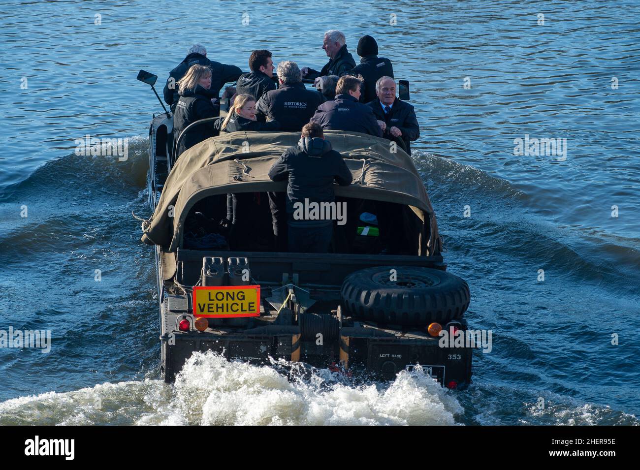 Windsor, Berkshire, Regno Unito. 12th Gennaio 2022. Oggi a Windsor è stata una giornata fredda ma soleggiata. Gli astronavi degli Auctioneers storici e le aste storiche a Brooklands si divertivano sul Tamigi in un veicolo DUKW anfibio della seconda guerra mondiale degli Stati Uniti a 6 ruote. La loro prossima grande vendita di auto classiche è presso Ascot Racecourse il 12th marzo 2022. Credit: Maureen McLean/Alamy Live News Foto Stock