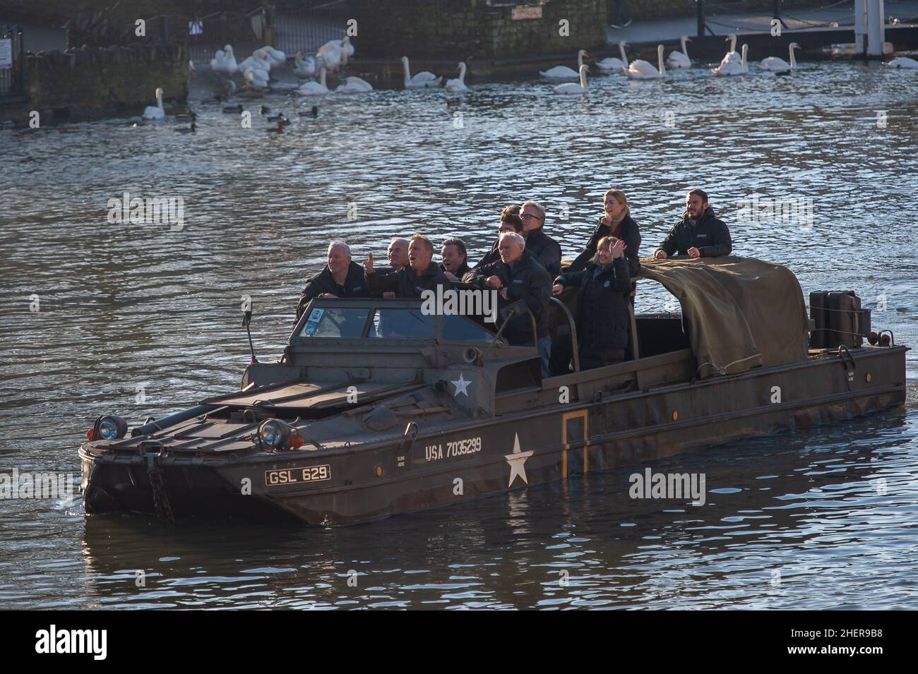 Windsor, Berkshire, Regno Unito. 12th Gennaio 2022. Oggi a Windsor è stata una giornata fredda ma soleggiata. Gli astronavi degli Auctioneers storici e le aste storiche a Brooklands si divertivano sul Tamigi in un veicolo DUKW anfibio della seconda guerra mondiale degli Stati Uniti a 6 ruote. La loro prossima grande vendita di auto classiche è presso Ascot Racecourse il 12th marzo 2022. Credit: Maureen McLean/Alamy Live News Foto Stock