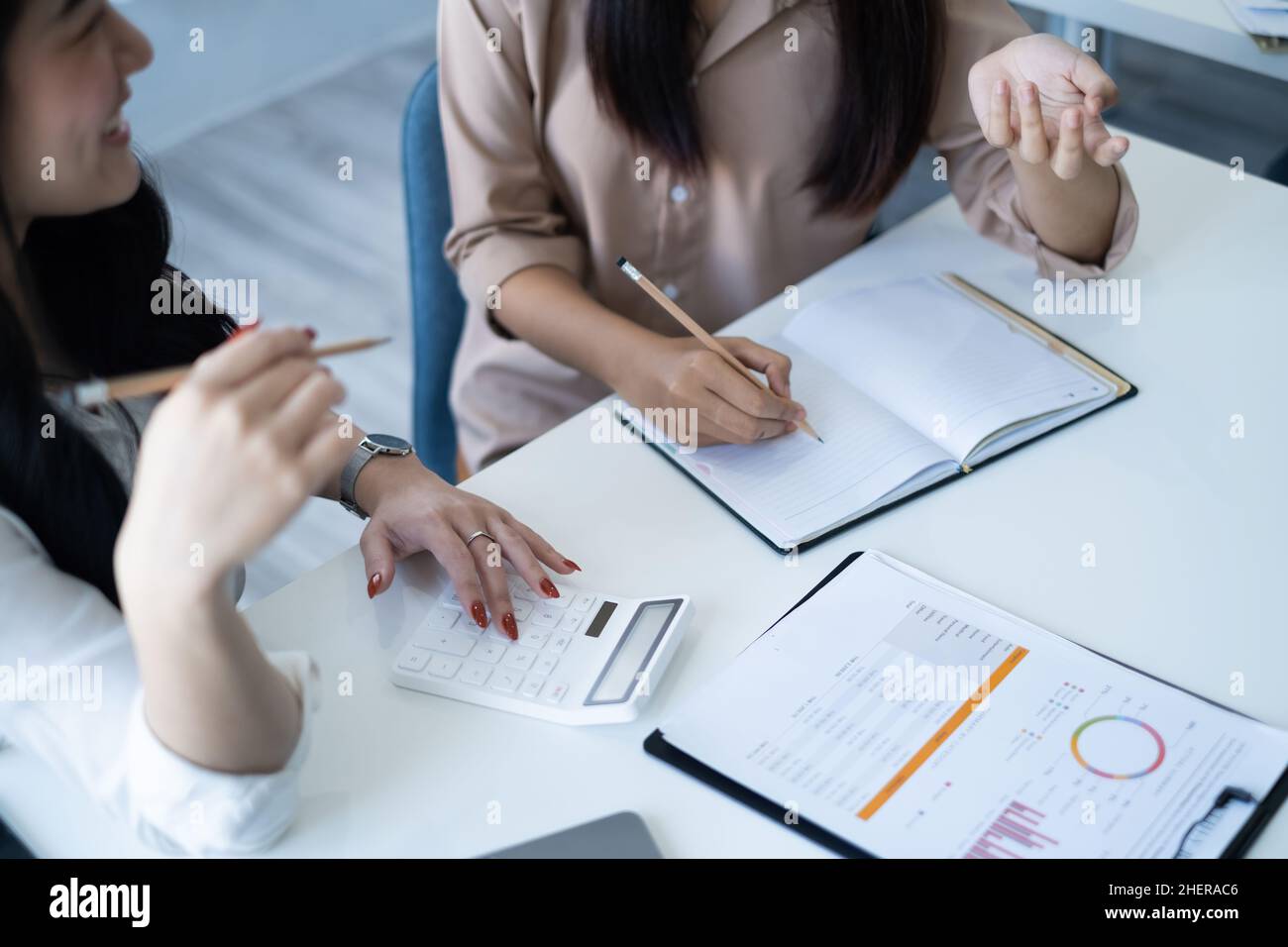 Donna d'affari o contabile che fa il controllo di lavoro con il suo team. Finanza e contabilità e Teanwork audit tax concept. Foto Stock