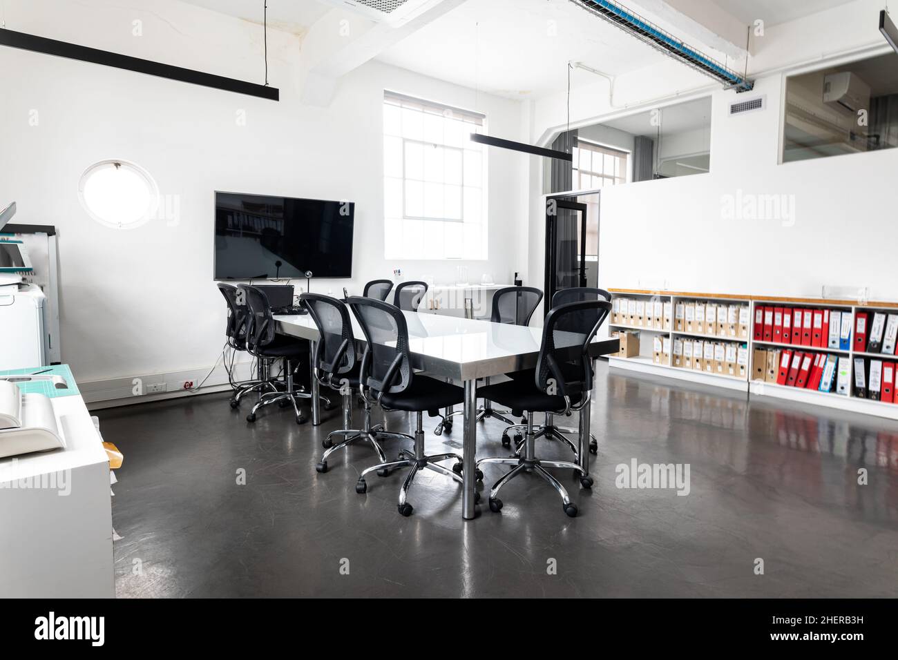 All'interno della moderna sala conferenze con tavolo e sedie girevoli, spazio per fotocopie Foto Stock