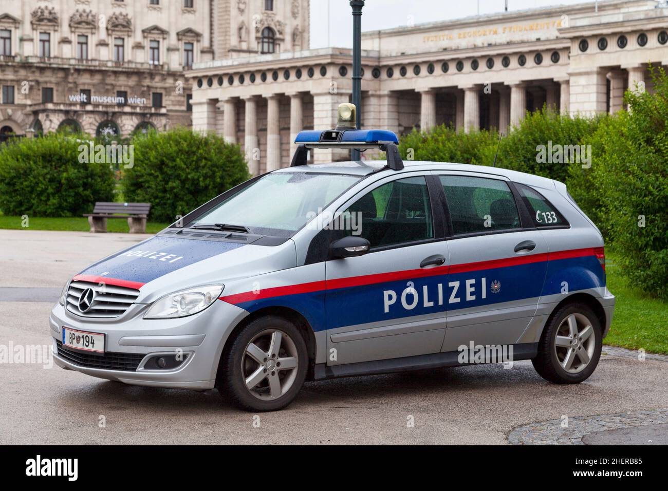 Vienna, Austria - Giugno 17 2018: Auto della polizia parcheggiata vicino al Palazzo di Hofburg. Foto Stock