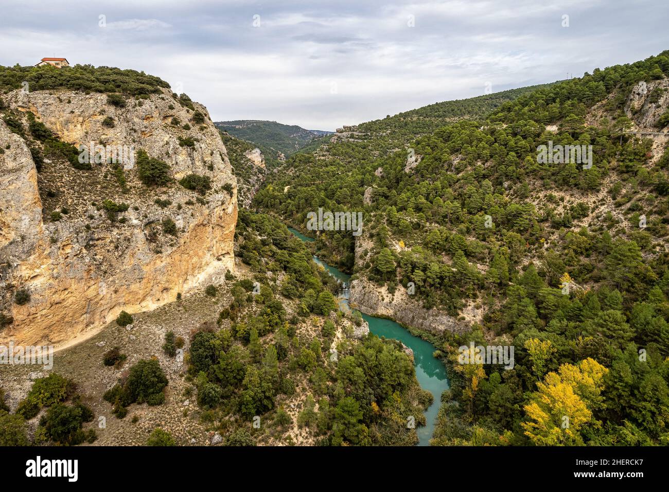 Finestra del Diavolo. Punto di vista naturale sulla riva del fiume Jucar. Villalba de la Sierra, Cuenca, Spagna - Europa. Foto Stock