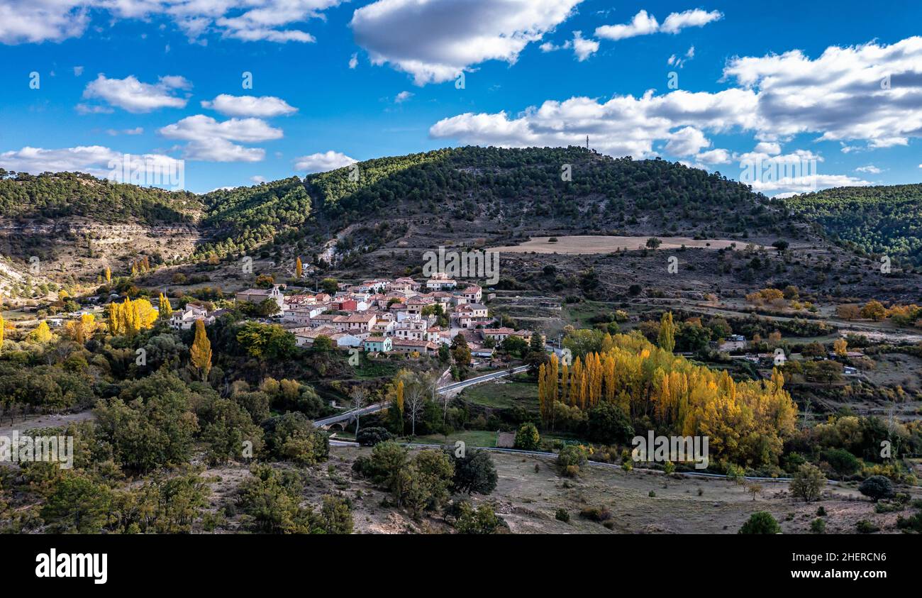 Paesaggi di montagna al villaggio Valdecabras, Serrania de Cuenca, Spagna, con sorprendenti forme rocciose, che gli danno un tocco magico e misterioso. Foto Stock