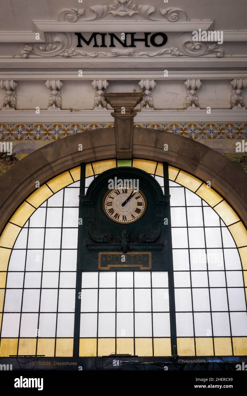 Orologio del Minho direzione nella stazione di Bento a Porto, Portogallo Foto Stock