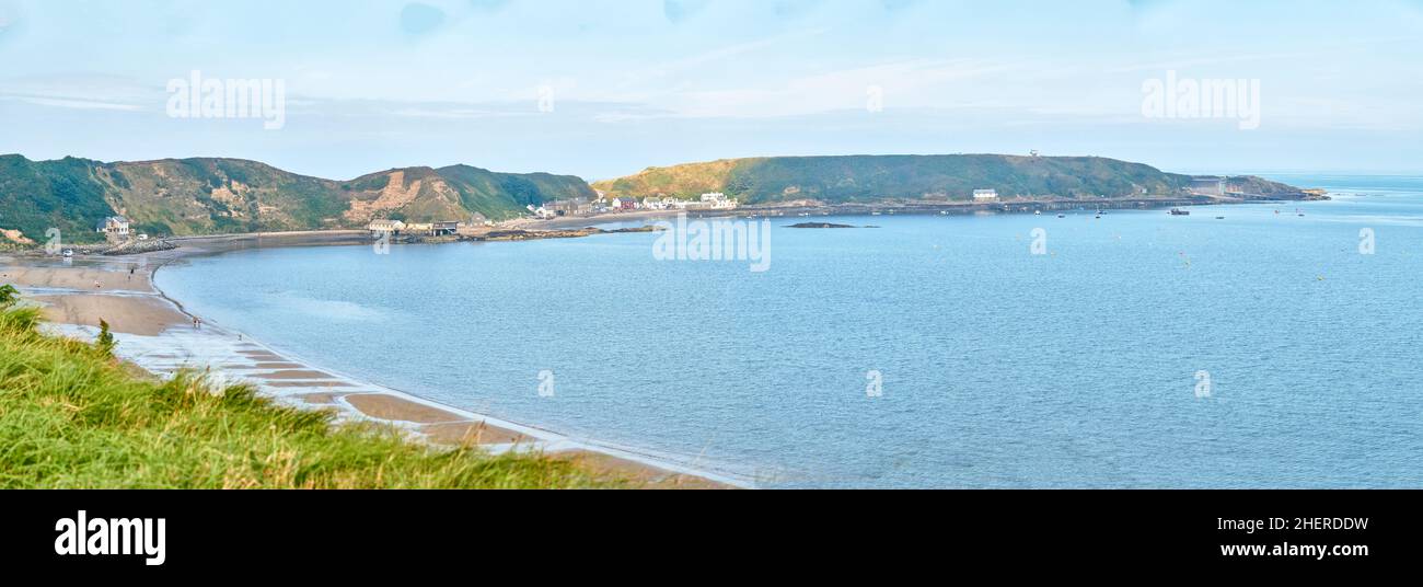 La baia semicircolare formata da Morfa Nefyn Beach e la penisola di Porth Dinllaen, Galles del Nord Foto Stock