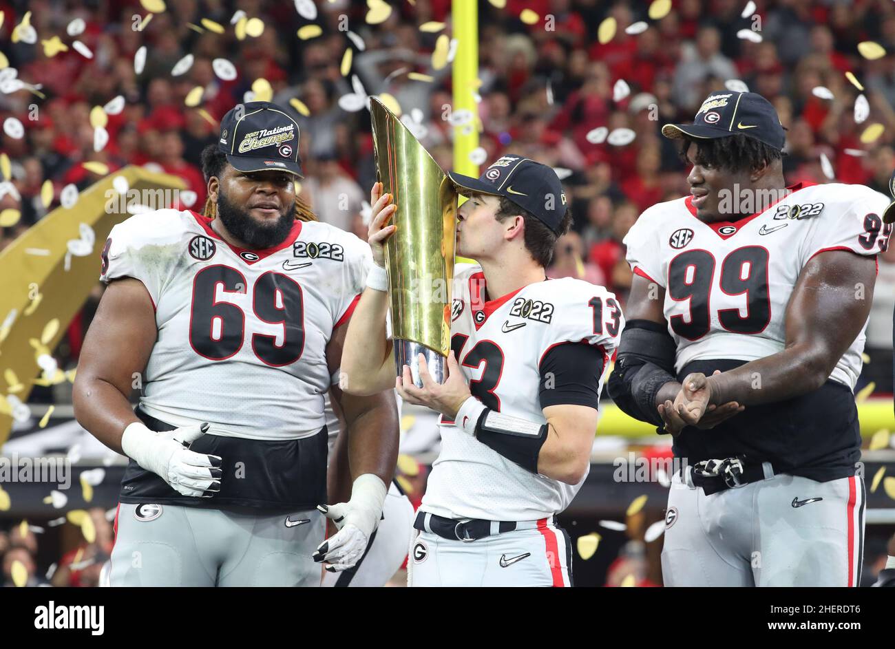 Georgia Bulldogs quarterback Stetson Bennett (13), il lineman offensivo Jamree Salyer (69) e il lineman difensivo Jordan Davis (99) celebra durante il Foto Stock