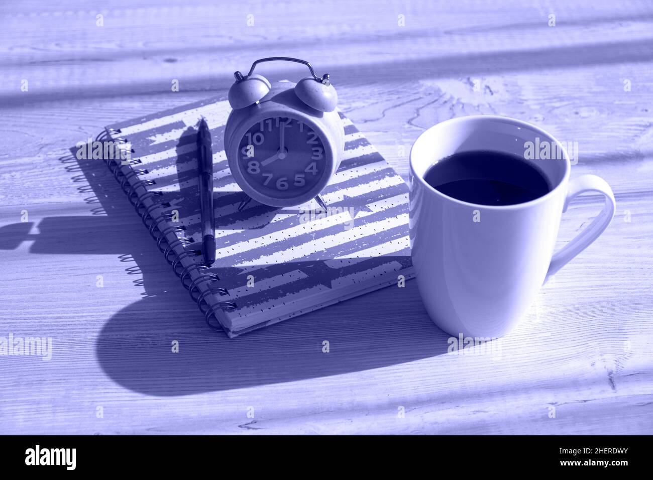 Buon caffè del mattino, concetto di inizio giornata. Pianificazione dell'attività per il giorno e il mese. Avviare un nuovo business. Immagine con tonalità molto peri. Spazio di copia Foto Stock