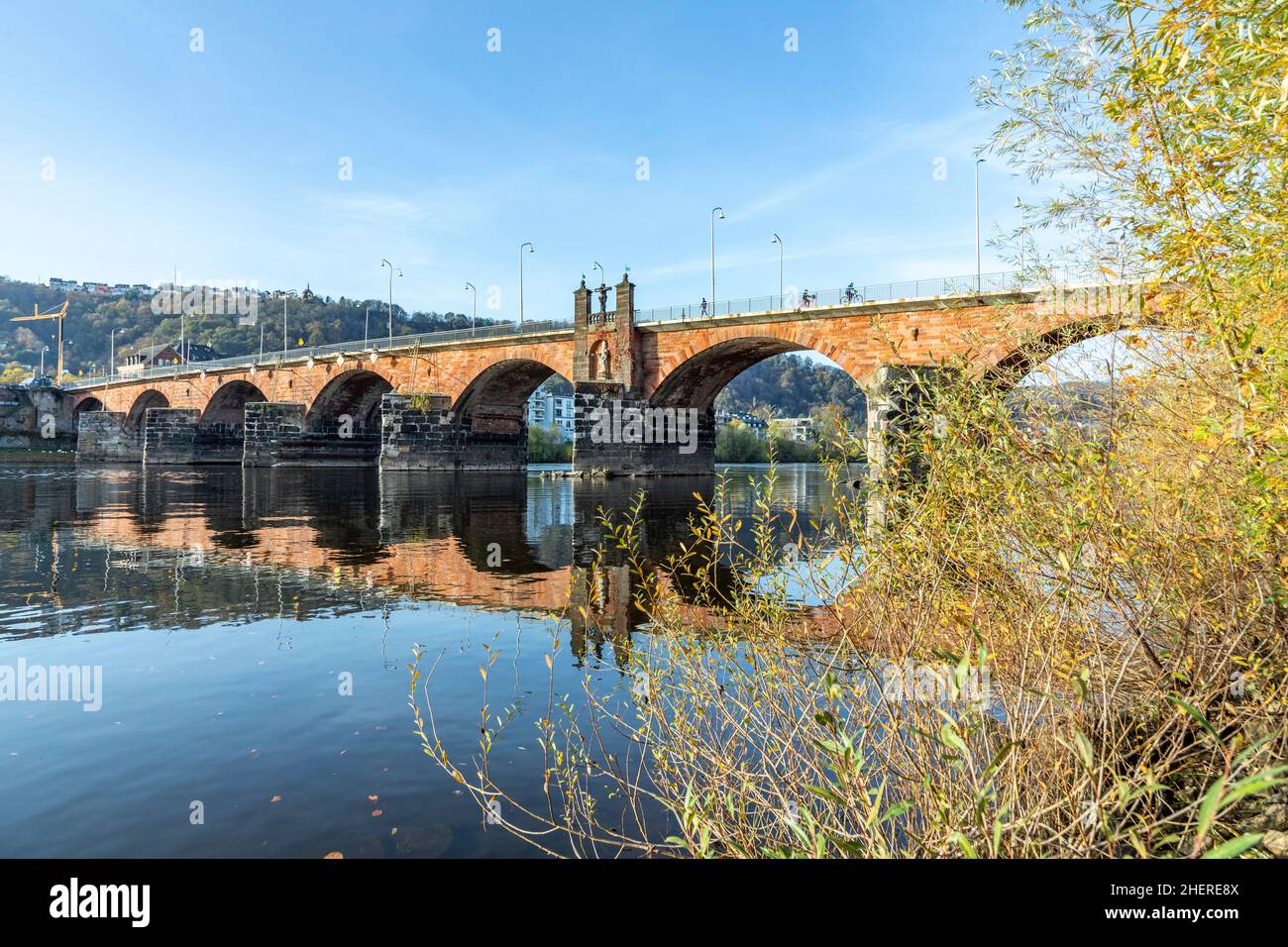 Vecchio ponte romano a Trier che attraversa il fiume Mosel Foto Stock