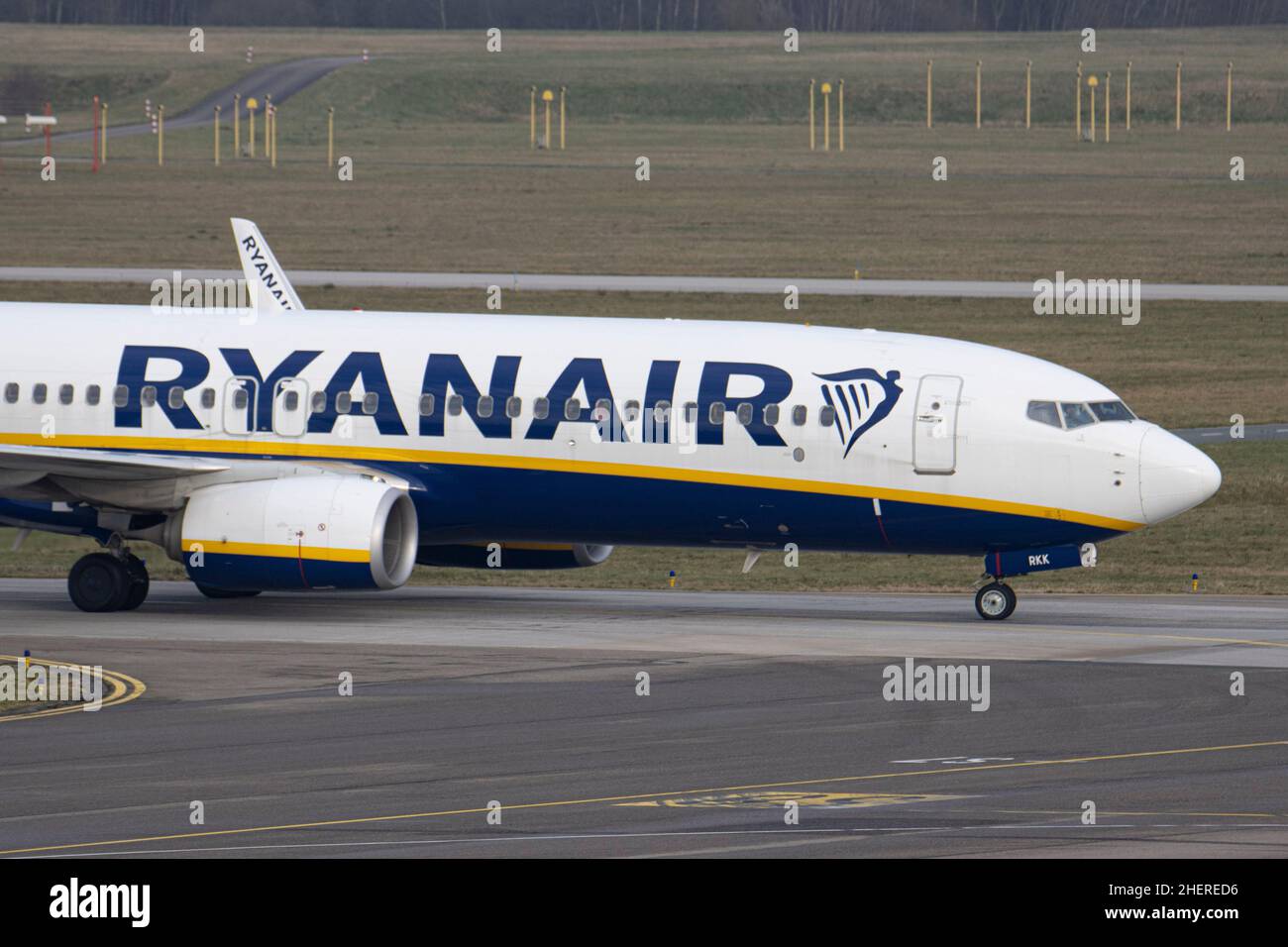 Eindhoven, Paesi Bassi. 11th Jan 2022. Primo piano presso il Boeing 737-800 del vettore low cost irlandese Ryanair - Buzz con logo visibile durante la tassazione dopo l'atterraggio all'aeroporto di Eindhoven nei Paesi Bassi. L'aereo aereo aereo aereo aereo di bilancio è sotto la registrazione SP-RKK. Credit: SOPA Images Limited/Alamy Live News Foto Stock