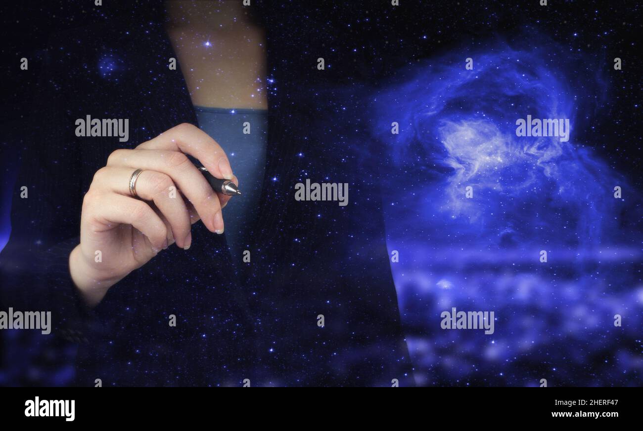 Database globale e intelligenza artificiale. Mano che tiene la penna grafica digitale e disegno ologramma digitale segno di intelligenza artificiale sulla città oscura b Foto Stock