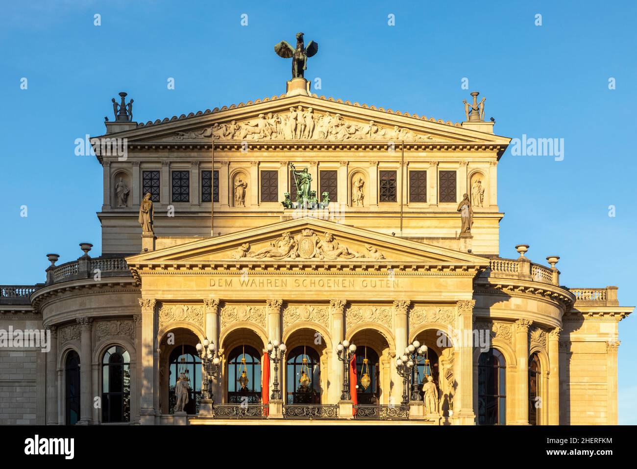 Facciata del teatro „Alte Oper Frankfurt „(vecchia opera) con iscrizione schönen dem wahren   guten, tradotto in inglese al vero bel bene) Foto Stock