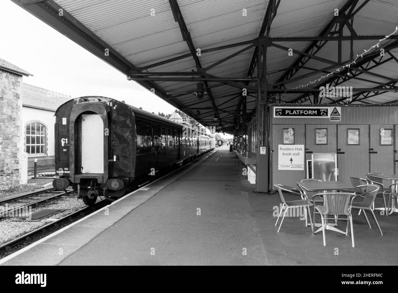 Stazione di Minehead, Somerset, Regno Unito con un treno stazionario prima della partenza con i suoi passeggeri Foto Stock