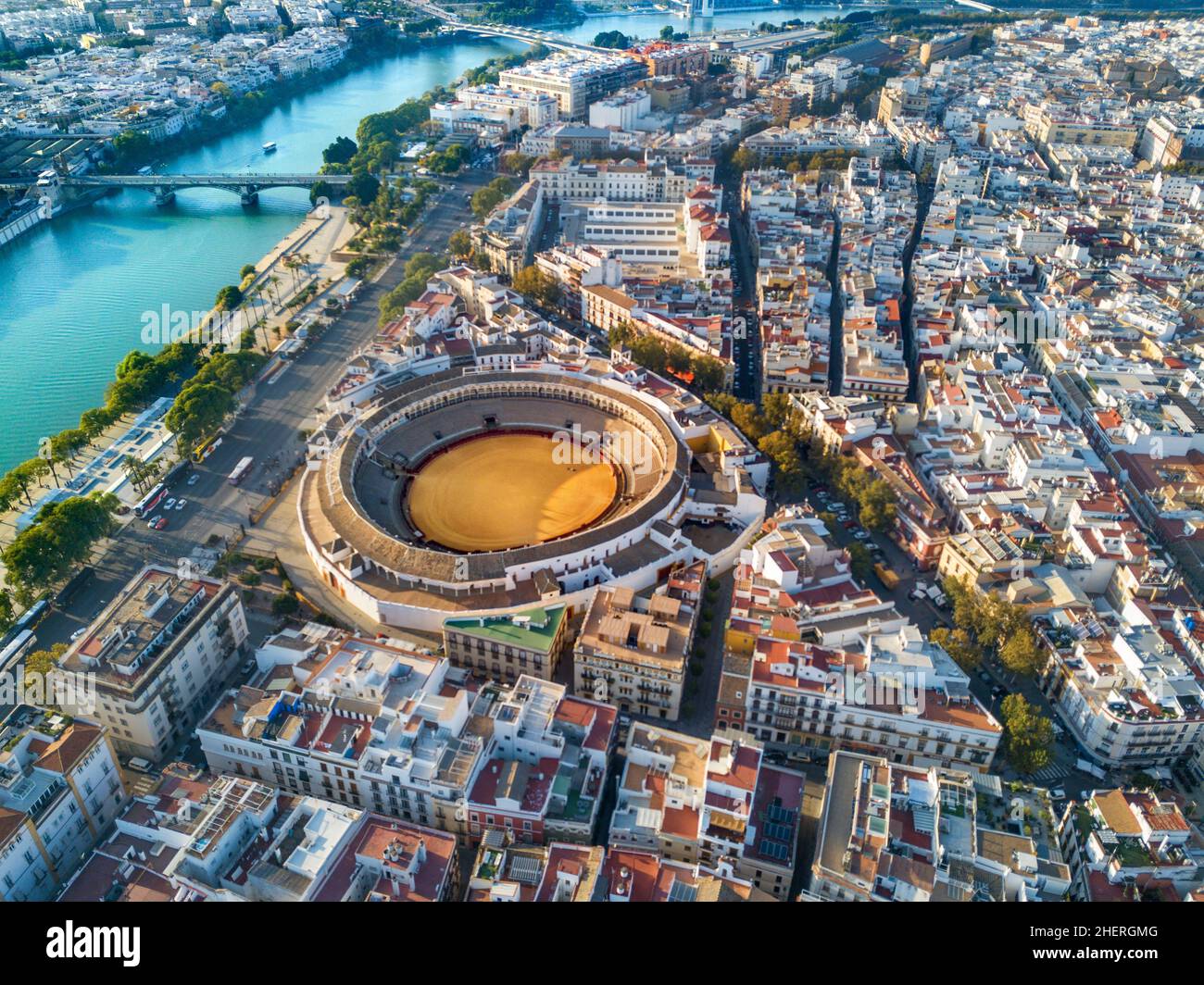 Veduta aerea dell'arena Plaza de toros de la Real Maestranza de Caballería de Sevilla, Siviglia, Andalusia Spagna Foto Stock
