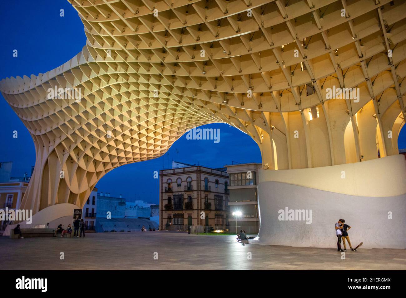 Sevilla Las Setas Mushrooms struttura scultorea in legno con un museo archeologico, passaggio sul tetto e punto di vista, Siviglia Andalucia Spagna. Setas de Foto Stock