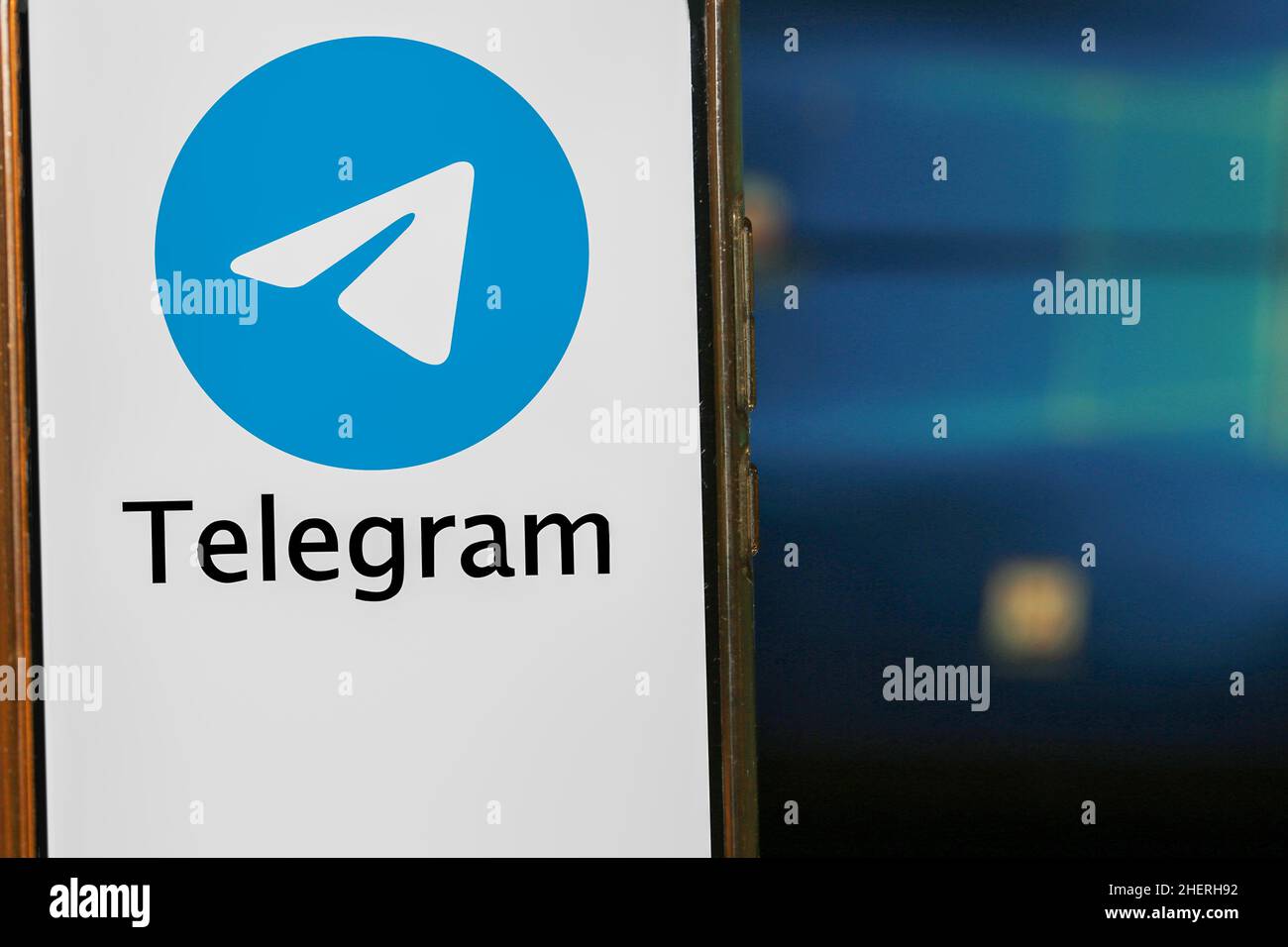 Immagine simbolo telegramma: Logo telegramma e scritte su uno smartphone Foto Stock