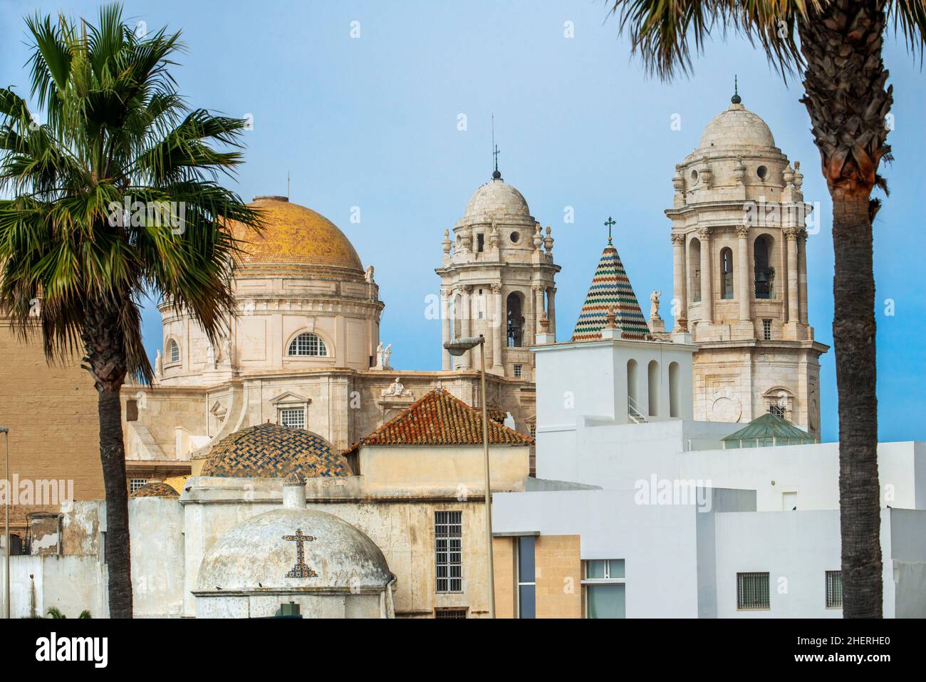 Vista panoramica dei tetti della città vecchia e della Cattedrale di Santa Cruz a Cadice, Andalusia Spagna Foto Stock