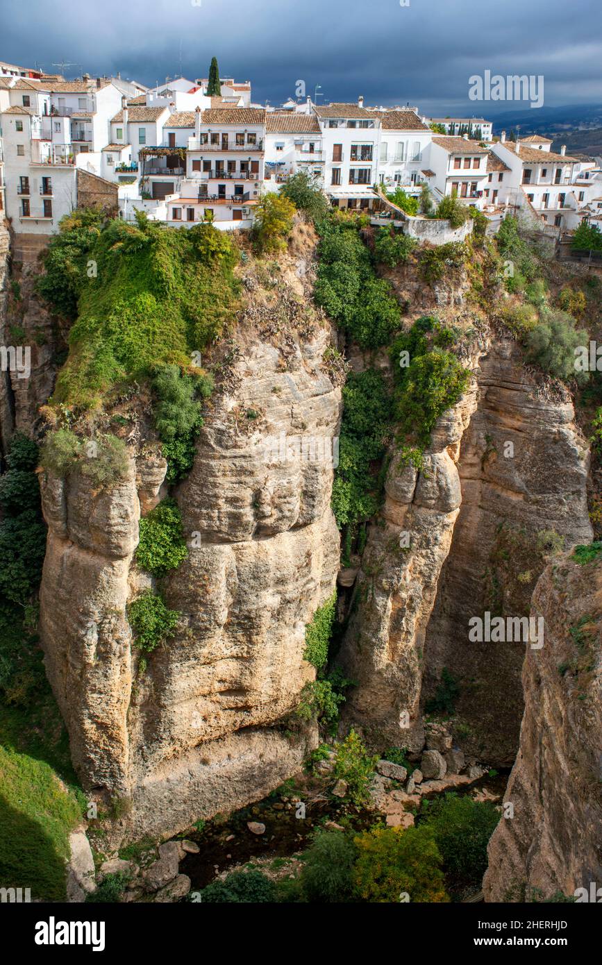 Paesaggio di case bianche dal nuovo ponte Puente Nuevo e la Gola di El Tajo, Ronda, Andalusia, Spagna Foto Stock