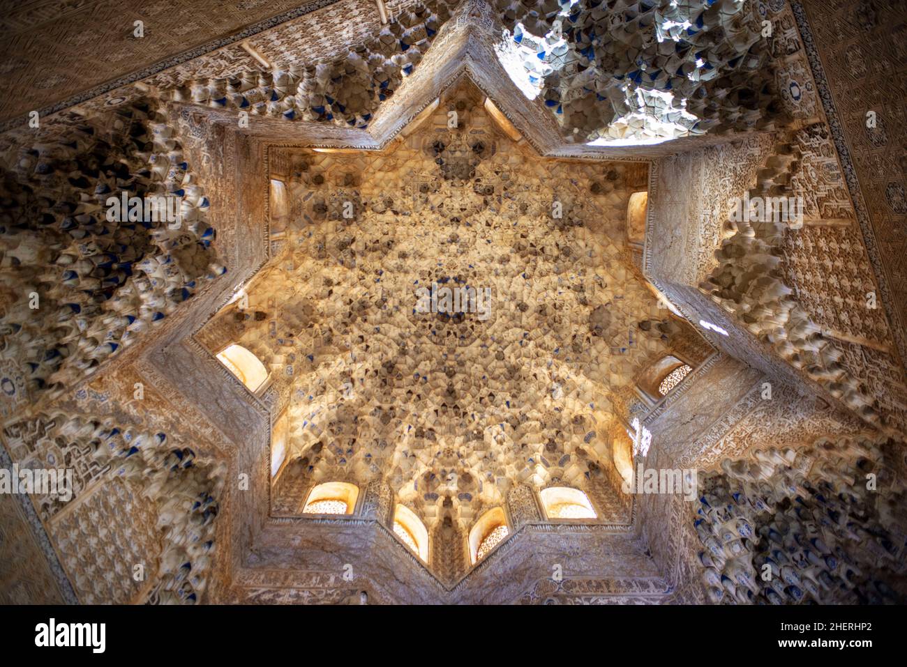Palazzo dell'Alhambra palazzi Nasrid: Soffitto della Sala de los Abencerrajes Sala degli Abencerrajes, Granada, Andalusia Spagna Europa. Sala de los Abence Foto Stock