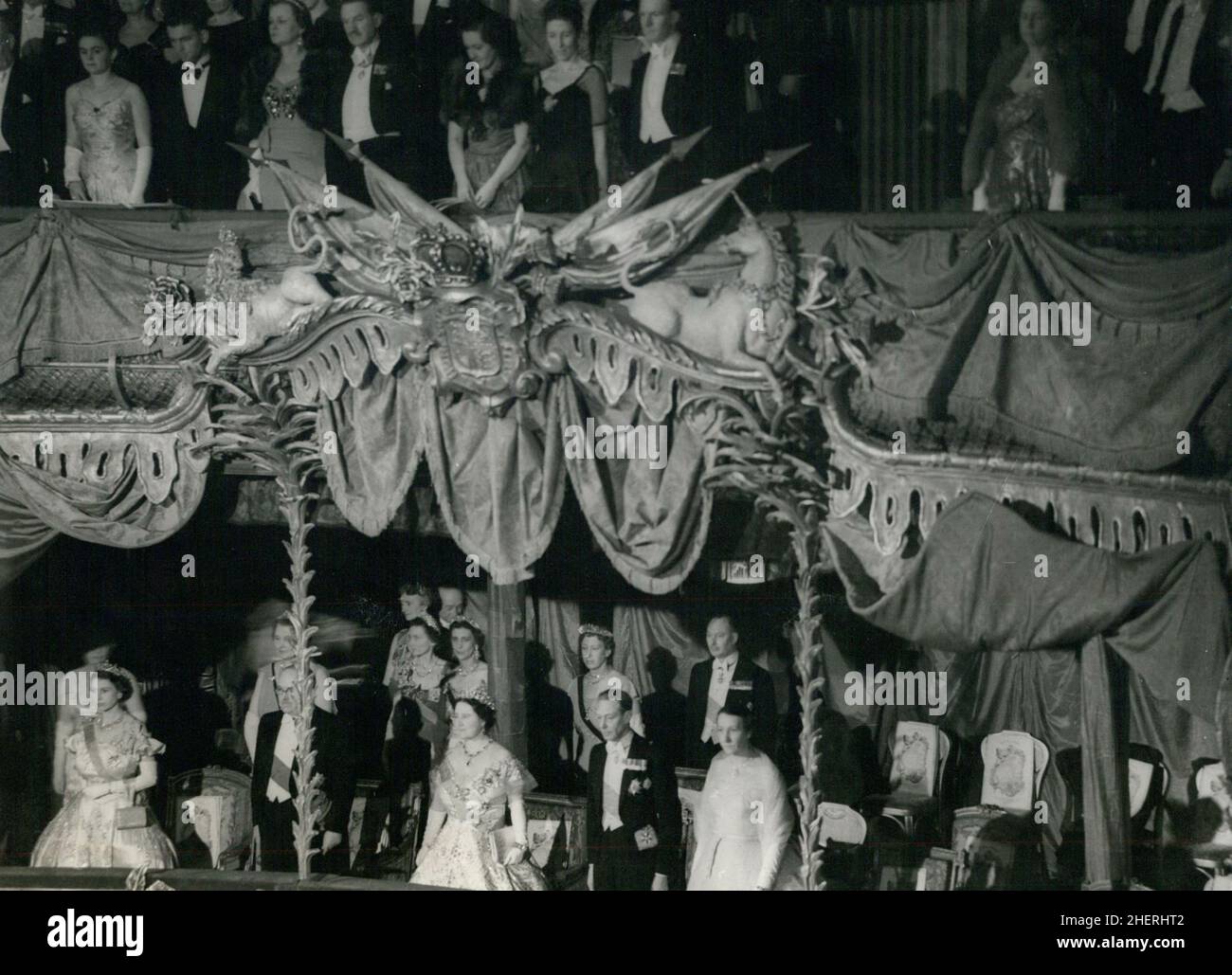 Londra, Inghilterra, Regno Unito. 03rd Mar 1950. La festa nella Royal Box al Teatro dell'Opera di Covent Garden questa sera per l'esibizione del balletto Sadler's Wells in onore del Presidente della Repubblica Francese. Fronte da sinistra a destra: PRINCIPESSA ELISABETTA, presidente francese VINCENT AURIOL; LA MADRE REGINA, RE GIORGIO VI, e la moglie del presidente MICHELLE. Da destra a sinistra; IL PRINCIPE ENRICO, duca di Gloucester; la principessa reale MARIA; la duchessa di Kent e LA PRINCIPESSA ALICE Duchessa di Gloucester. Credit: Keystone Press Agency/ZUMA Wire/Alamy Live News Foto Stock