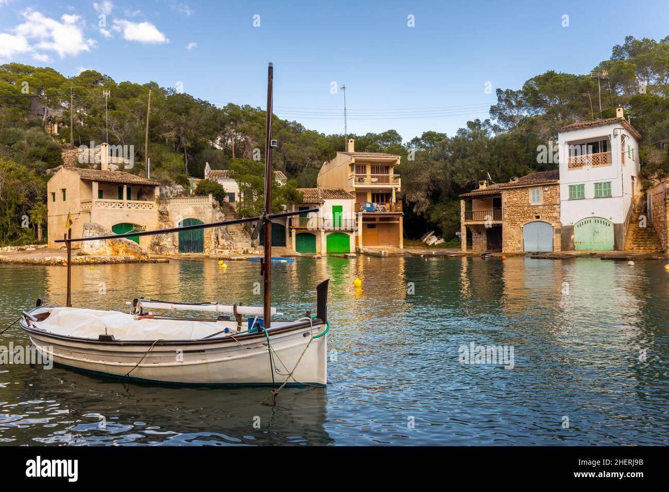 Barche da pesca tradizionali, case di pescatori e boathouses nella baia di Calò d'en Boira a Cala Figuera, Santanyí, Maiorca, Isole Baleari, Foto Stock