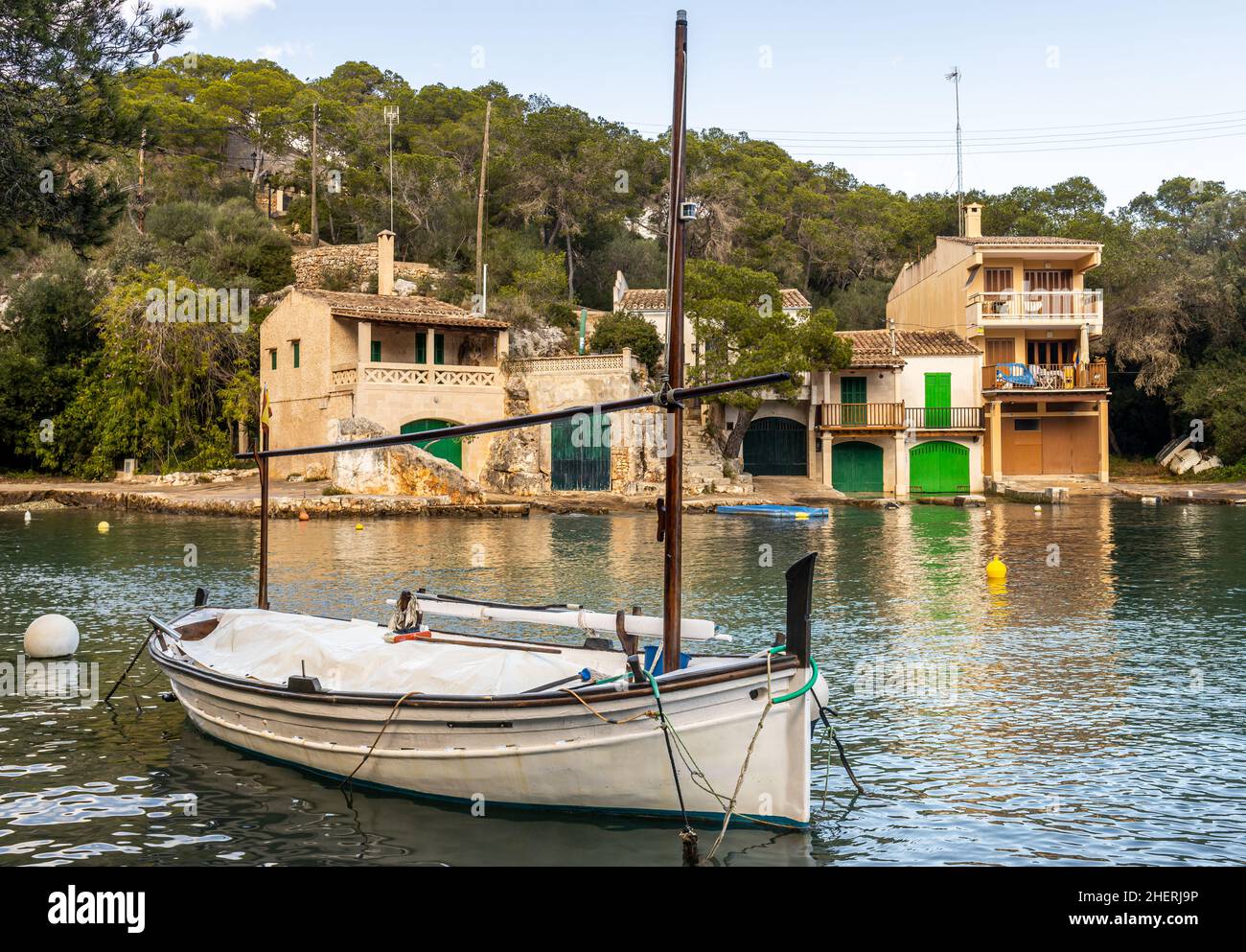 Barche da pesca tradizionali, case di pescatori e boathouses nella baia di Calò d'en Boira a Cala Figuera, Santanyí, Maiorca, Isole Baleari, Foto Stock