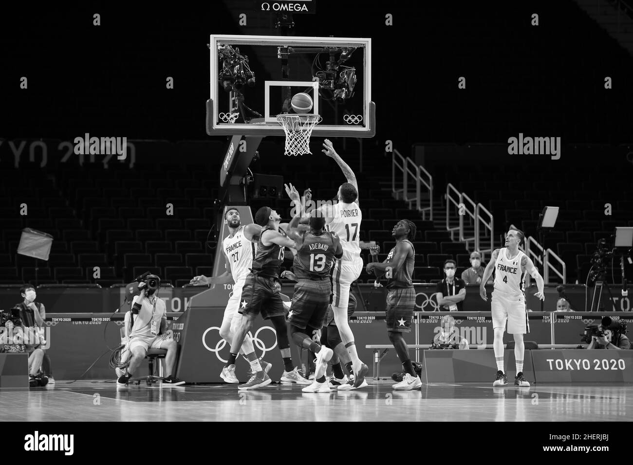 25th LUGLIO 2021 - SAITAMA, GIAPPONE: Azione sotto la vernice durante il Men Basketball Prelinary Round Group Una partita tra la Francia e gli Stati Uniti al to Foto Stock