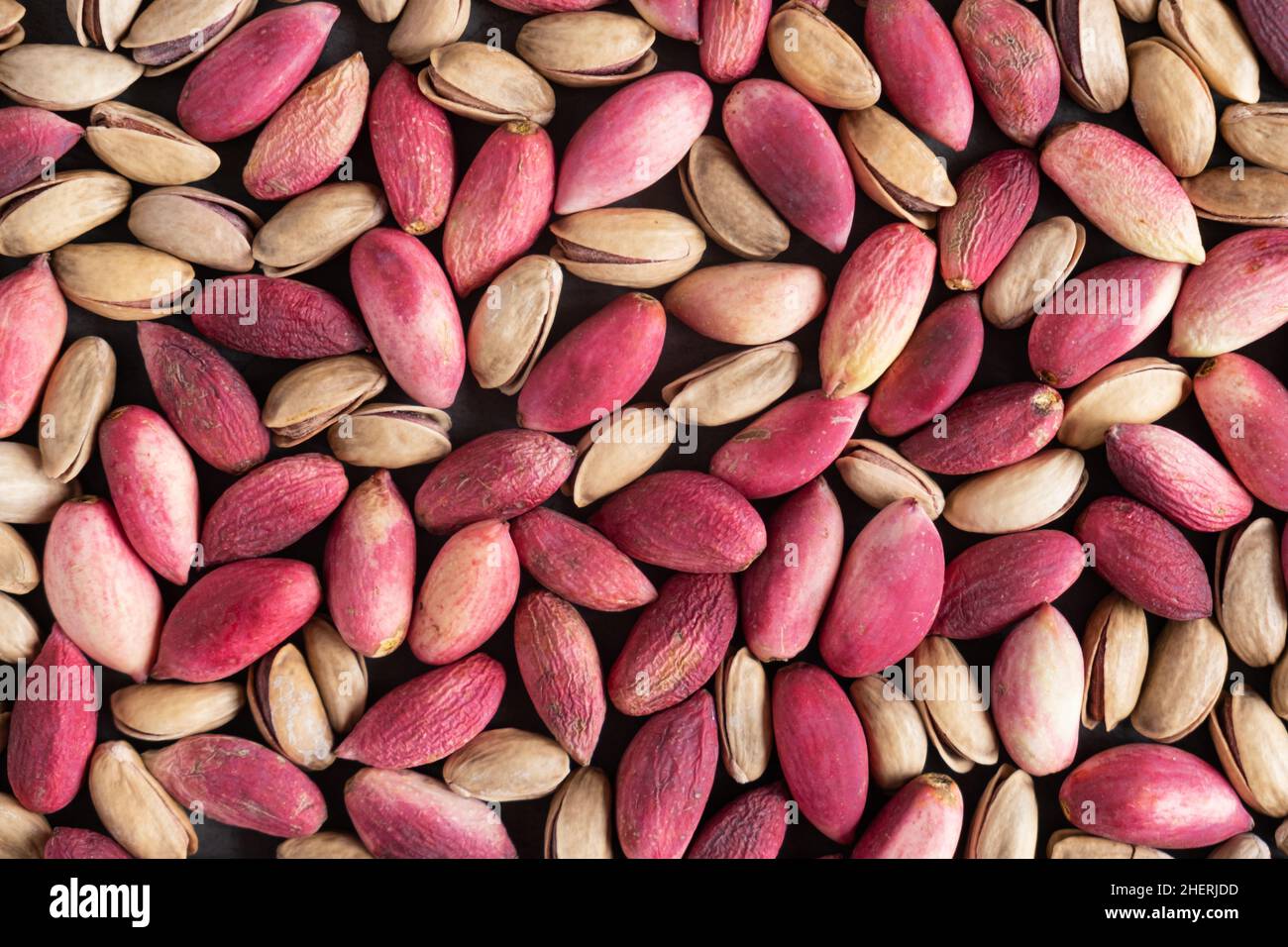 Vista dall'alto dei pistacchi, piatto. Pistacchi freschi sgusciati e arrostiti. Spuntini deliziosi e salutari. Foto Stock