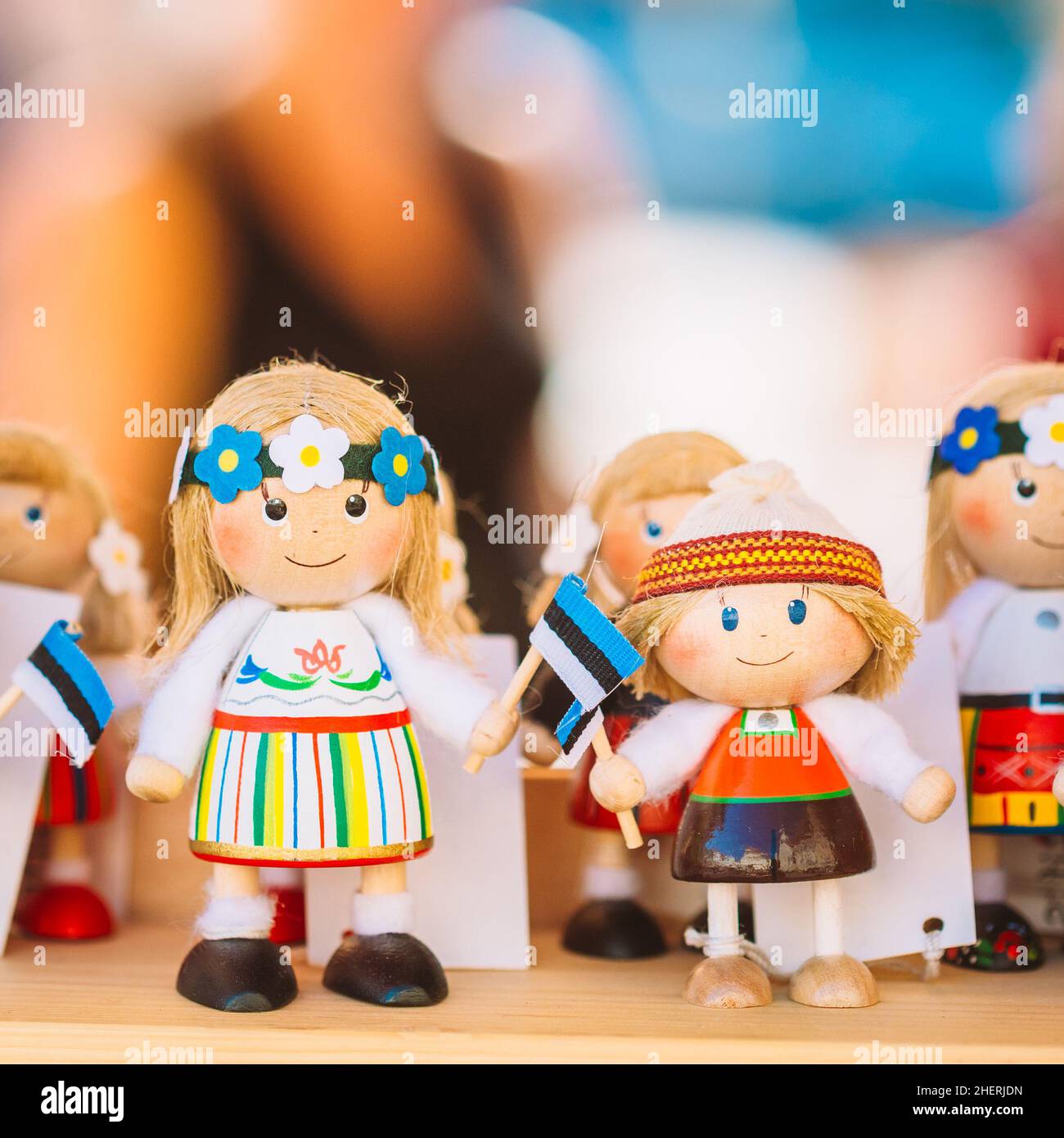 Souvenir etnico Folk Nazionale bambole in legno Giocattoli al mercato estone europeo. Souvenir popolari da Tallinn, Estonia Foto Stock