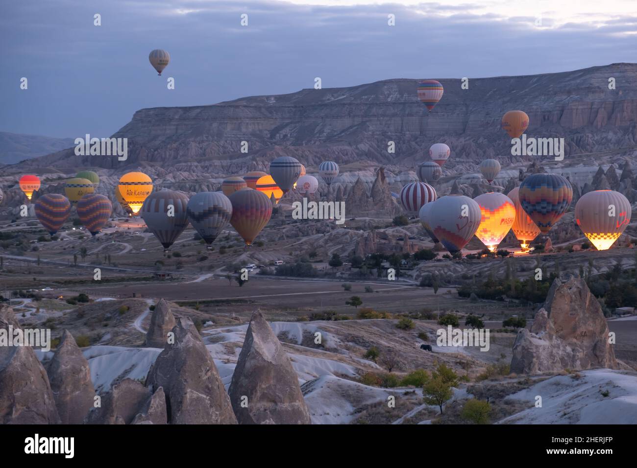 I palloncini ad aria calda volano sopra i camini delle fate all'alba in Cappadocia, Turchia. Volare su camini fairy con palloncini ad aria calda è l'attività migliore. Foto Stock