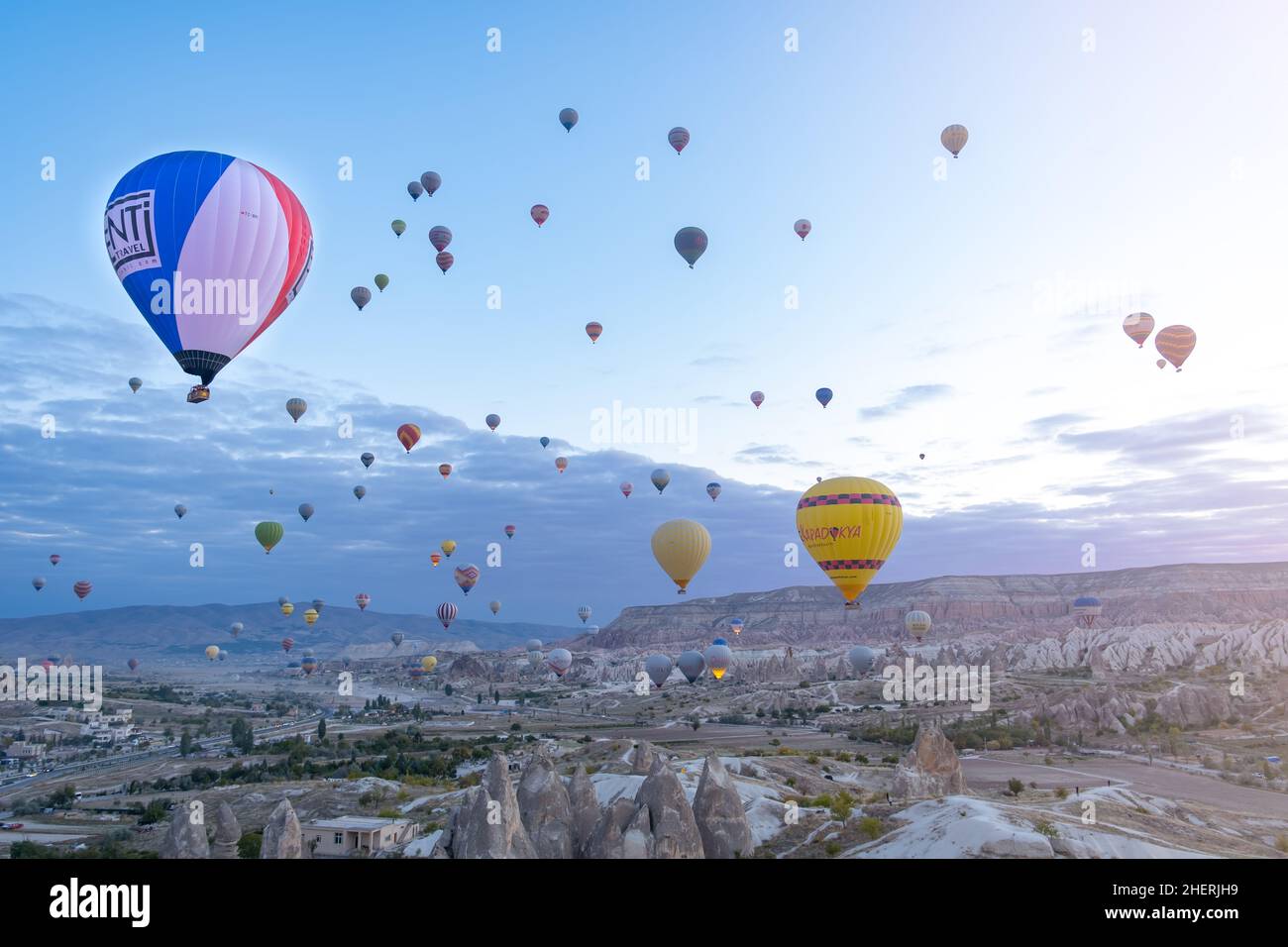 I palloncini ad aria calda volano sopra i camini delle fate all'alba in Cappadocia, Turchia. Volare su camini fairy con palloncini ad aria calda è l'attività migliore. Foto Stock
