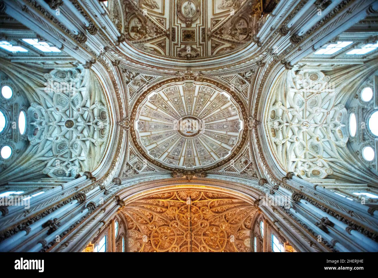 Soffitto all'interno della moschea e della cattedrale di Cordoba. È il monumento più importante di tutto il mondo islamico occidentale Andalusia Spagna. La moschea-Cath Foto Stock