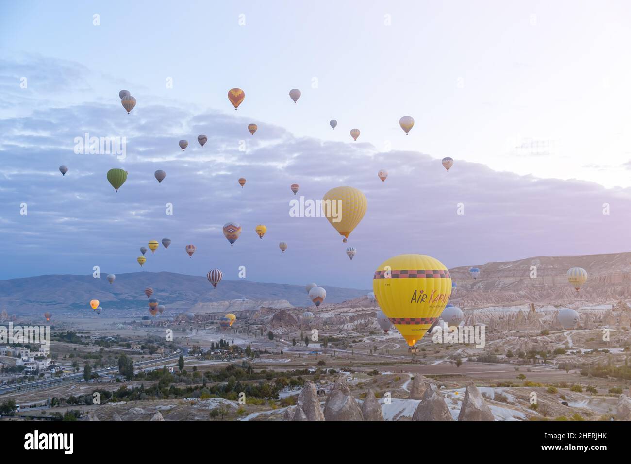 I palloncini ad aria calda volano sopra i camini delle fate all'alba in Cappadocia, Turchia. Volare su camini fairy con palloncini ad aria calda è l'attività migliore. Foto Stock