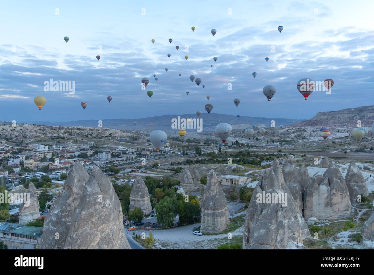 I palloncini ad aria calda volano sopra i camini delle fate all'alba in Cappadocia, Turchia. Volare su camini fairy con palloncini ad aria calda è l'attività migliore. Foto Stock