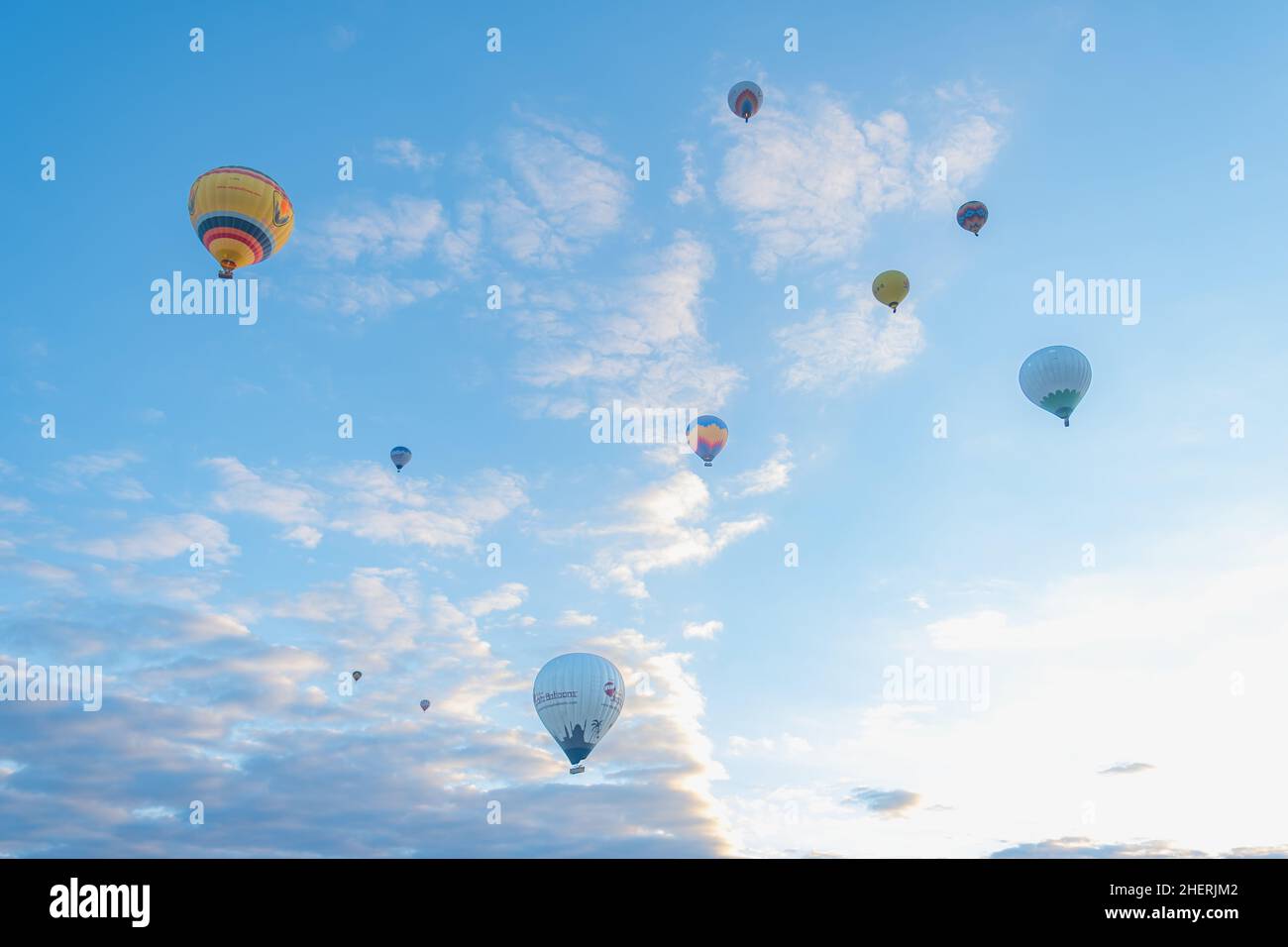 I palloncini ad aria calda volano sopra i camini delle fate all'alba in Cappadocia, Turchia. Volare su camini fairy con palloncini ad aria calda è l'attività migliore. Foto Stock