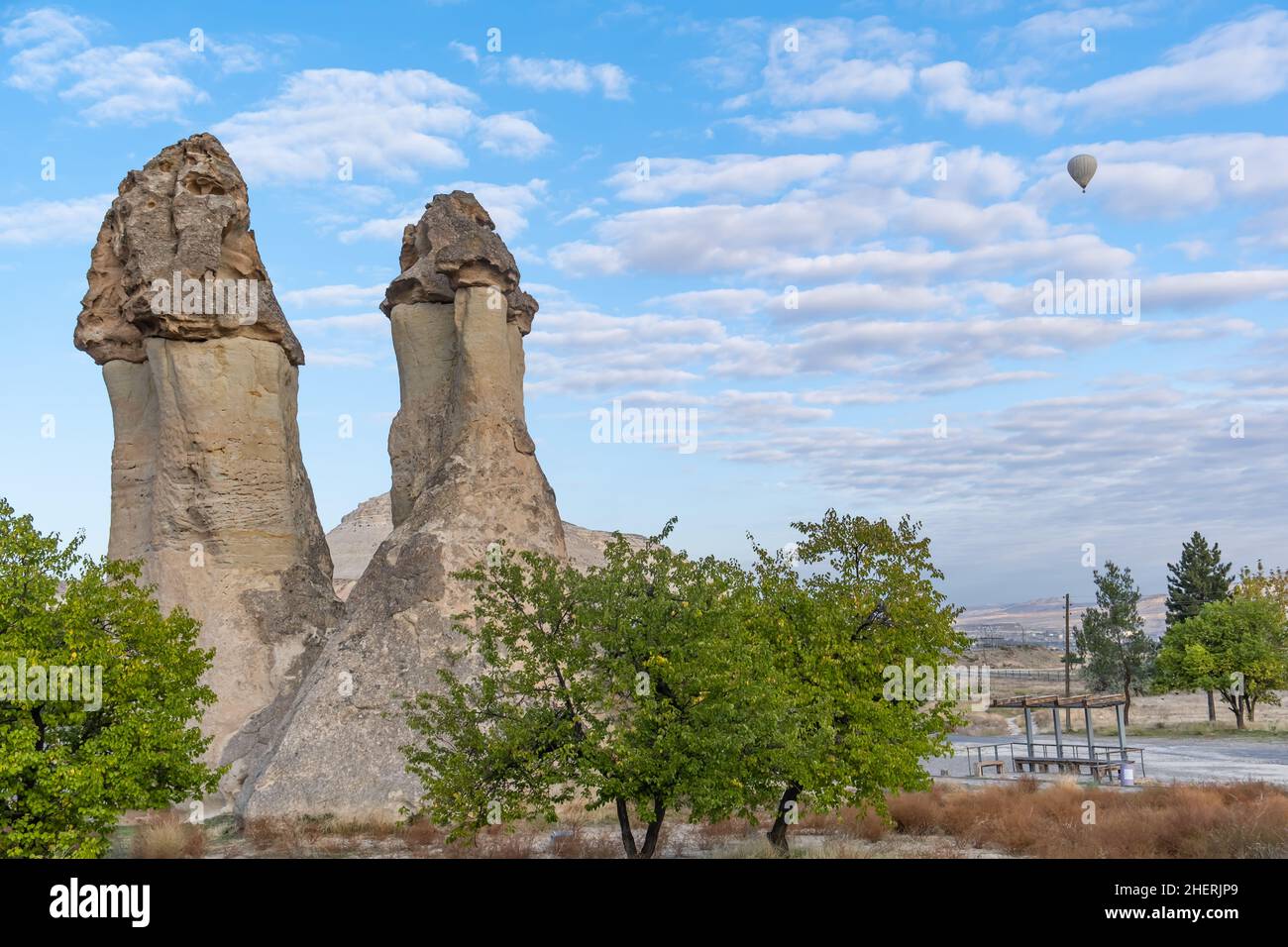 Voli in mongolfiera e camini delle fate nella Valle di Pasabag o nella Valle dei Monks, nel Museo all'aperto di Zelve, in Cappadocia, Turchia. Foto Stock