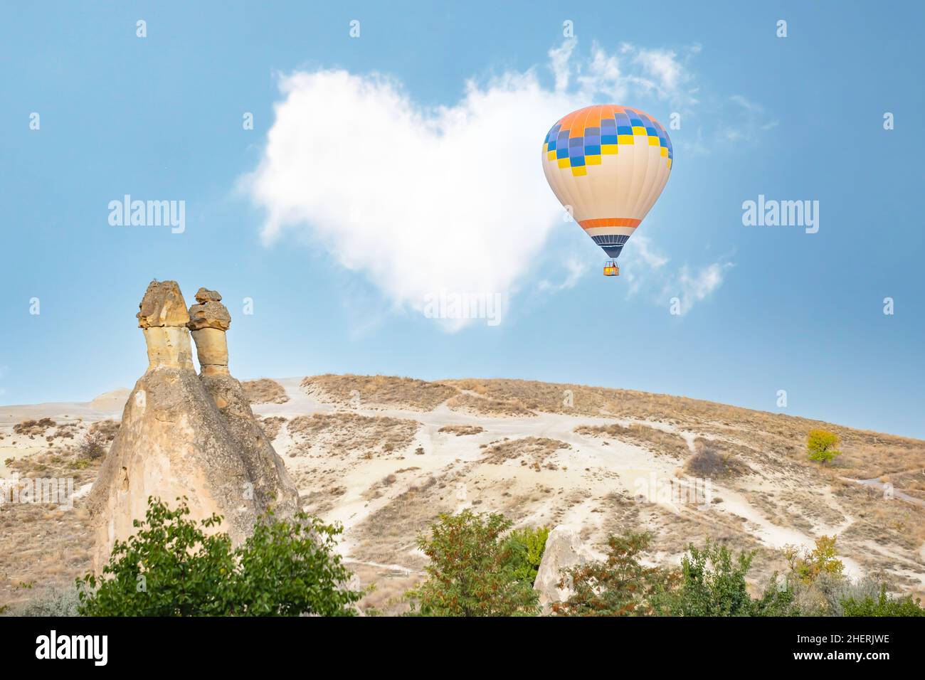 Voli in mongolfiera e camini delle fate nella Valle di Pasabag o nella Valle dei Monks, nel Museo all'aperto di Zelve, in Cappadocia, Turchia. Foto Stock