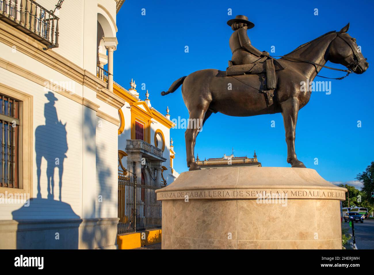 All'esterno dell'arena di Siviglia si trova la statua della Condesa De Barcelona montata a cavallo su una sella. Siviglia, Andalusia, Spagna. Bullfight Bullring Plaz Foto Stock