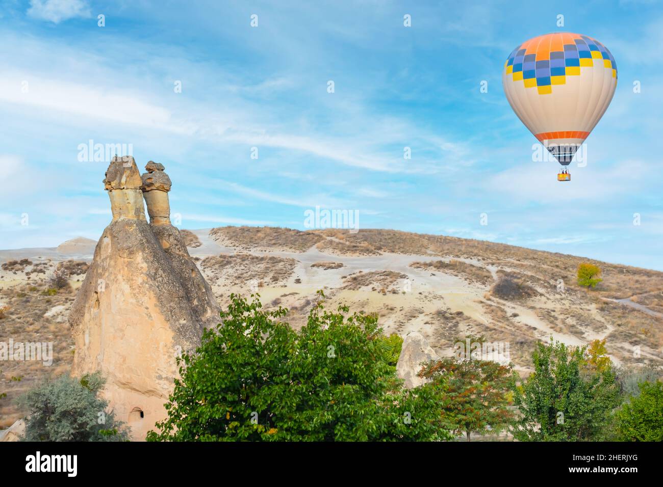 Voli in mongolfiera e camini delle fate nella Valle di Pasabag o nella Valle dei Monks, nel Museo all'aperto di Zelve, in Cappadocia, Turchia. Foto Stock