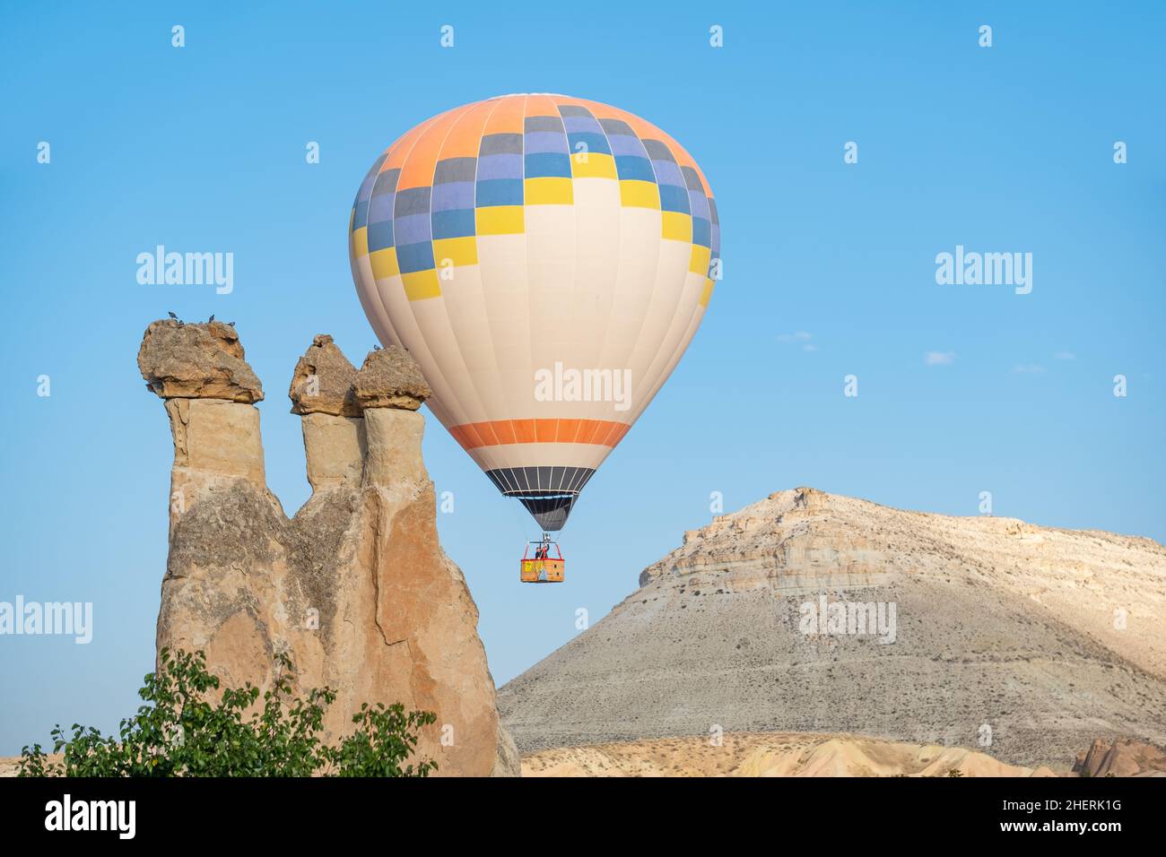 Voli in mongolfiera e camini delle fate nella Valle di Pasabag o nella Valle dei Monks, nel Museo all'aperto di Zelve, in Cappadocia, Turchia. Foto Stock