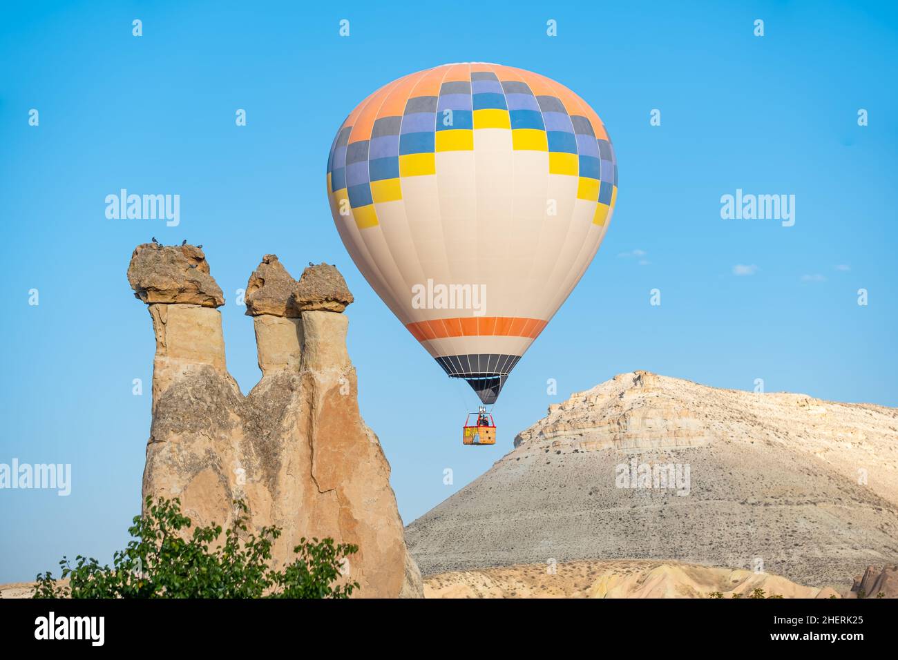 Voli in mongolfiera e camini delle fate nella Valle di Pasabag o nella Valle dei Monks, nel Museo all'aperto di Zelve, in Cappadocia, Turchia. Foto Stock