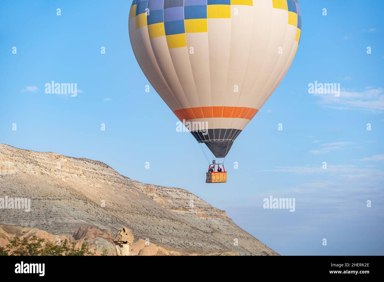 Voli in mongolfiera e camini delle fate nella Valle di Pasabag o nella Valle dei Monks, nel Museo all'aperto di Zelve, in Cappadocia, Turchia. Foto Stock