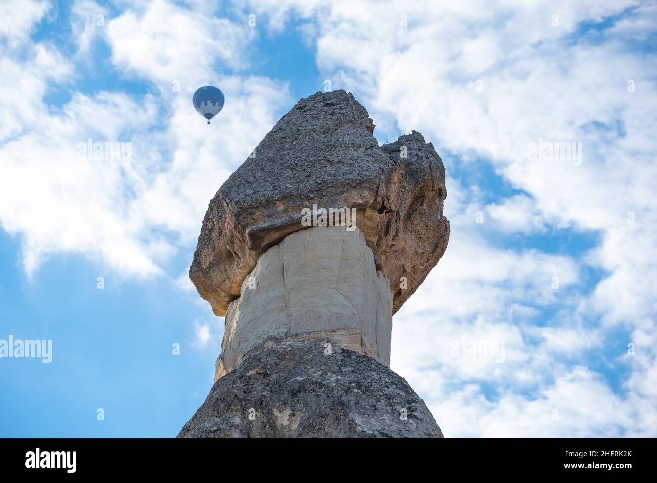 Voli in mongolfiera e camini delle fate nella Valle di Pasabag o nella Valle dei Monks, nel Museo all'aperto di Zelve, in Cappadocia, Turchia. Foto Stock