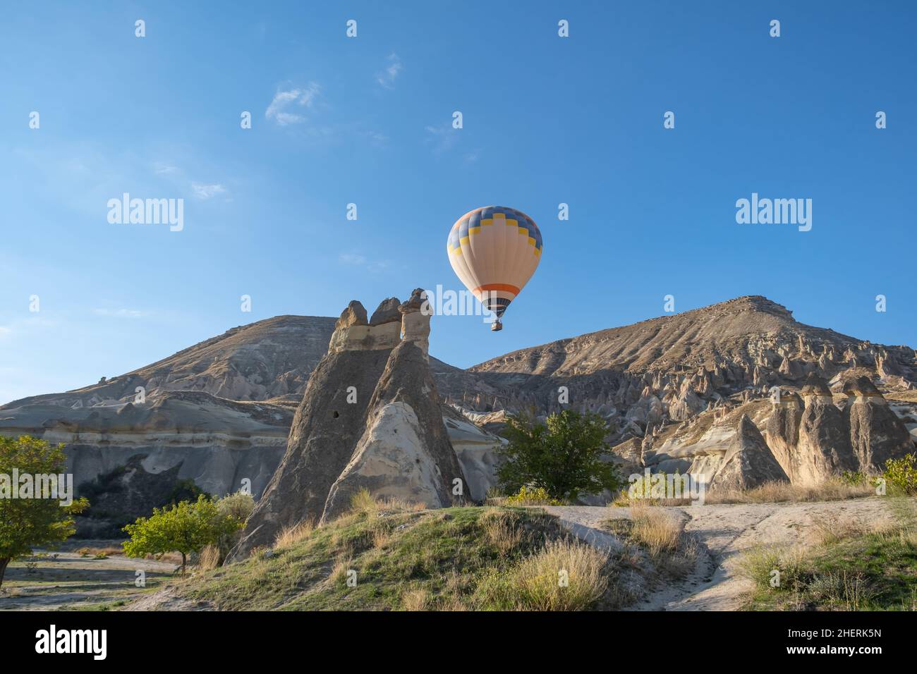 Voli in mongolfiera e camini delle fate nella Valle di Pasabag o nella Valle dei Monks, nel Museo all'aperto di Zelve, in Cappadocia, Turchia. Foto Stock