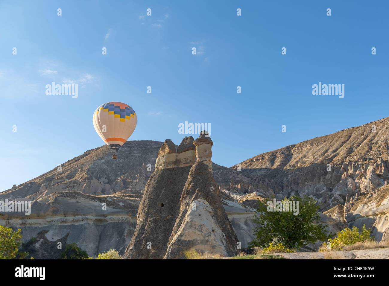 Voli in mongolfiera e camini delle fate nella Valle di Pasabag o nella Valle dei Monks, nel Museo all'aperto di Zelve, in Cappadocia, Turchia. Foto Stock