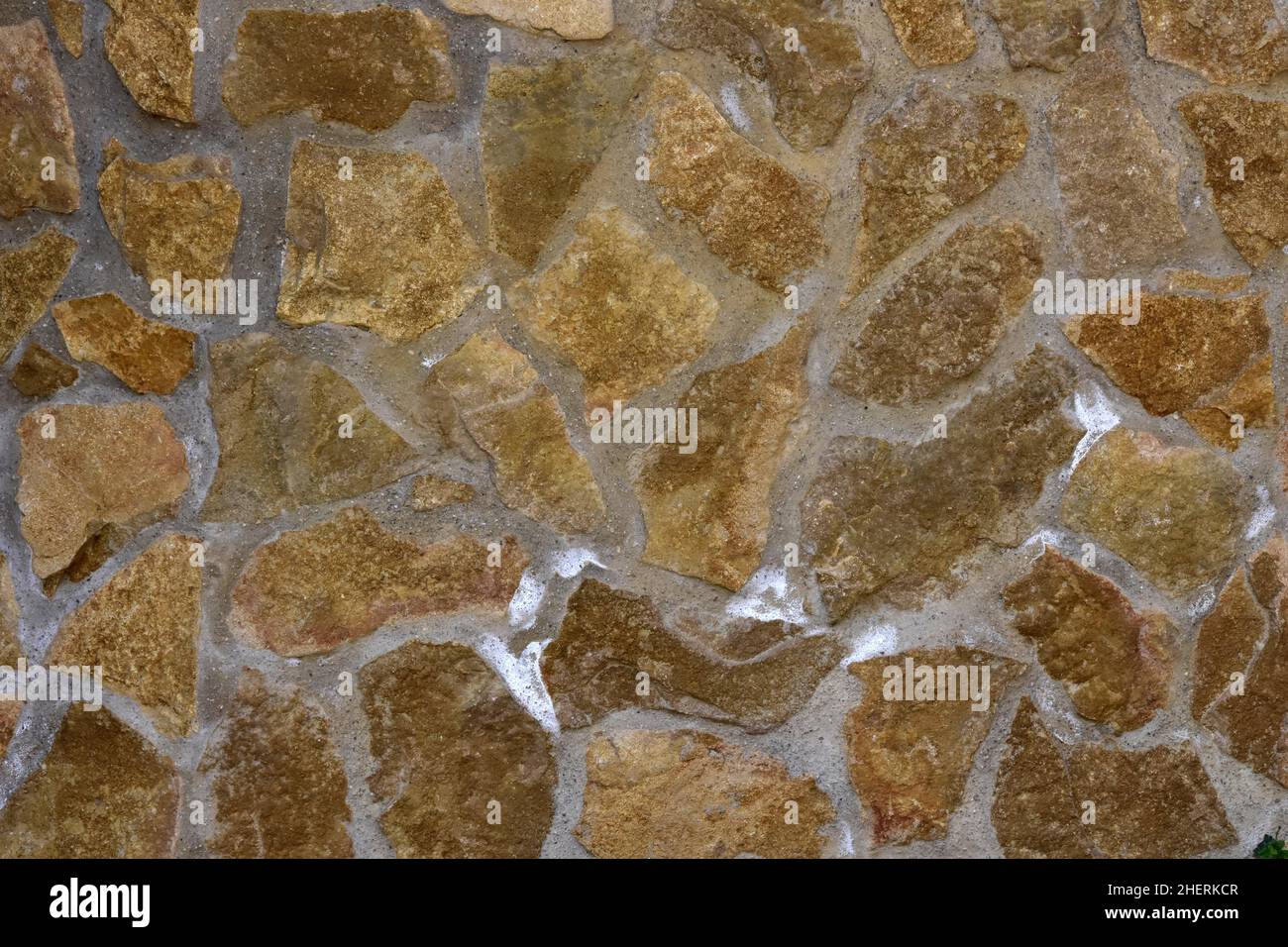 Parete in pietra naturale umida con sale salnitro efflorescente Foto Stock