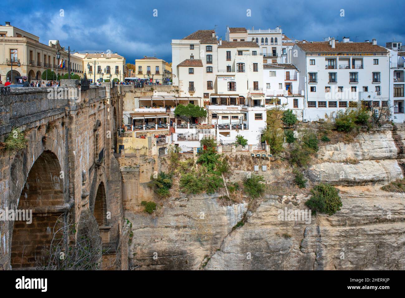 Paesaggio di case bianche e Puente Nuevo nuovo ponte e El Tajo Gorge, Ronda, Andalusia, Spagna Foto Stock